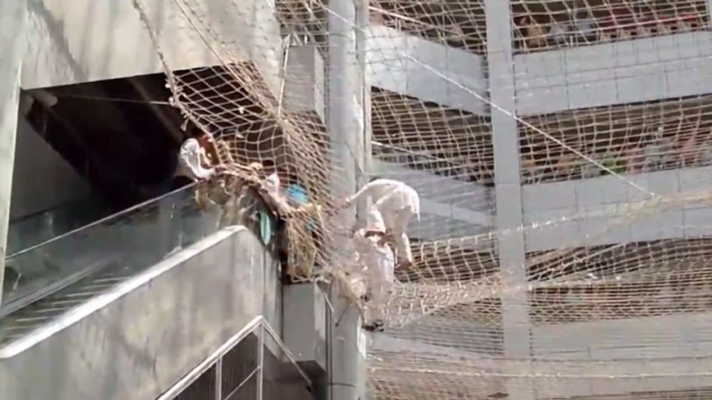 പ്രതിഷേധത്തിനിടെ സെക്രട്ടേറിയറ്റില് നിന്നു താഴേക്കു ചാടി മഹാരാഷ്ട്ര ഡെപ്യൂട്ടി സ്പീക്കര്; വീഡിയോ