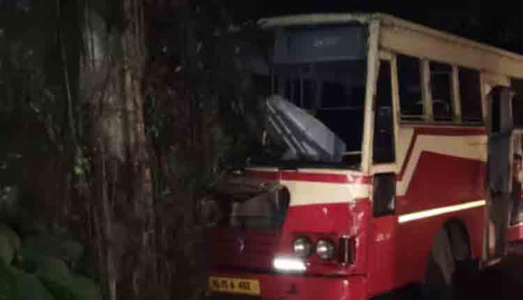 അടിമാലിയിൽ കെഎസ്ആ‌ർടിസി ബസ് അപകടത്തിൽപെട്ടു; 10 പേർക്ക് പരുക്ക്