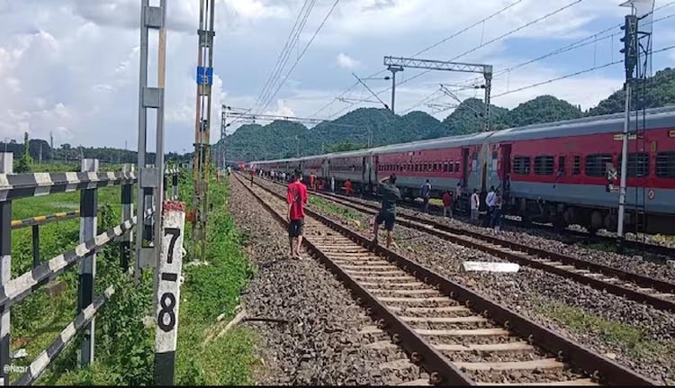 റെയിൽവേ ട്രാക്കിൽ ഹെഡ്ഫോൺ വച്ച് മൊബൈലിൽ മുഴുകി ട്രാക്കിലിരുന്നു; ട്രെയിനിടിച്ച് വിദ്യാർഥിക്ക് ദാരുണാന്ത്യം