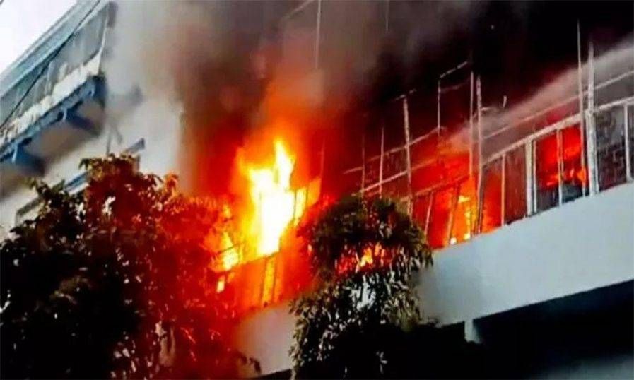 കൊല്‍ക്കത്തയിലെ ഇഎസ്‌ഐ ആശുപത്രിയില്‍ വൻതീപിടിത്തം; ഐസിയുവിലെ രോഗി മരിച്ചു