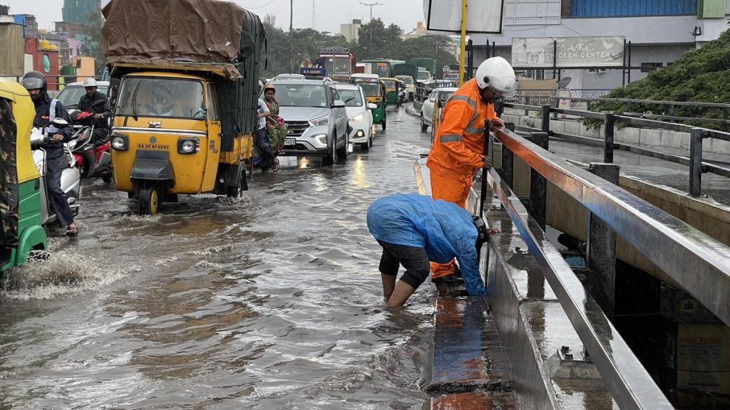 ബെംഗളൂരുവിൽ കനത്ത മഴ; റോഡുകളിൽ വെള്ളം കയറിയതോടെ ഗതാഗതക്കുരുക്ക് രൂക്ഷം