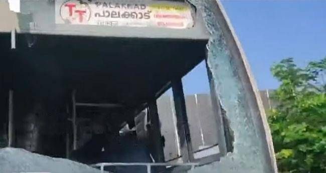 ഓടിക്കൊണ്ടിരുന്ന കെഎസ്‌ആര്‍ടിസി ബസിന്റെ മുൻവശത്തെ ചില്ല് തകര്‍ന്നു വീണു