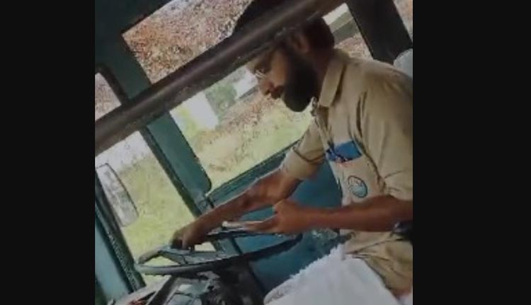 ബസ് ഓടിക്കുന്നതിനിടെ മൊബൈല്‍ ഫോണ്‍ ഉപയോഗിച്ചു; കെഎസ്ആര്‍ടിസി ഡ്രൈവറുടെ ലൈസന്‍സ് സസ്പെന്‍ഡ് ചെയ്ത് എംവിഡി