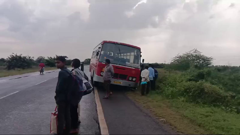 ഓടുന്ന ബസിന്റെ ടയർ തെറിച്ചുവീണ് അപകടം