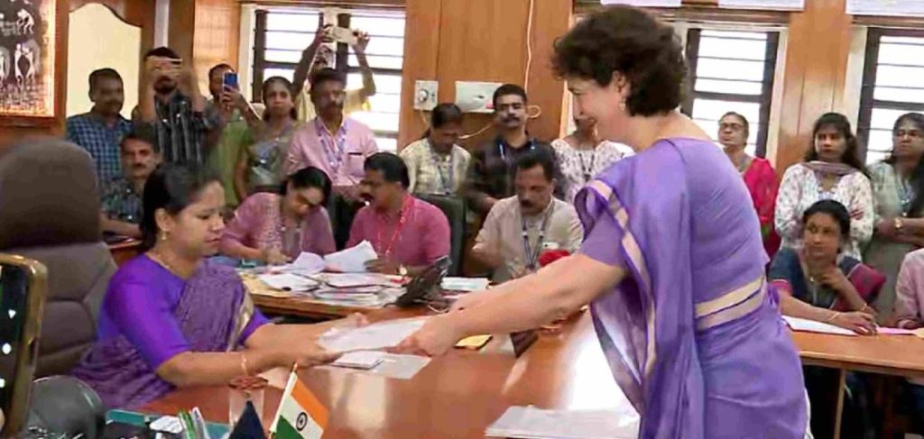 വയനാട് ഉപതിരഞ്ഞെടുപ്പ്: കന്നിയങ്കത്തിന് നാമനിര്‍ദേശ പത്രിക സമര്‍പ്പിച്ച്‌ പ്രിയങ്ക