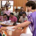 വയനാട് ഉപതിരഞ്ഞെടുപ്പ്: കന്നിയങ്കത്തിന് നാമനിര്‍ദേശ പത്രിക സമര്‍പ്പിച്ച്‌ പ്രിയങ്ക