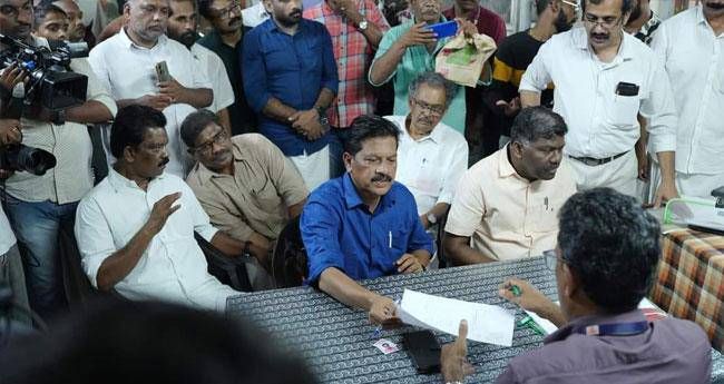 നാമനിര്‍ദേശ പത്രിക സമര്‍പ്പിച്ച്‌ യു ആര്‍ പ്രദീപ്