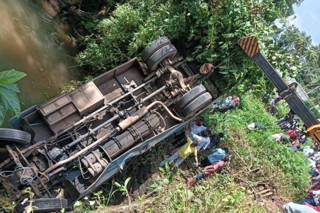 കോഴിക്കോട് കെ.എസ്.ആ‍ര്‍.ടി.സി ബസ് പുഴയിലേക്ക് മറിഞ്ഞു; ഒരു മരണം, നിരവധി പേര്‍ക്ക് പരുക്ക്