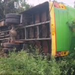 സ്വകാര്യ ബസ് കുഴിയിലേക്ക് വീണ് 20ലധികം യാത്രക്കാർക്ക് പരുക്ക്