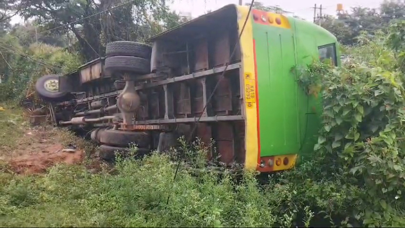 സ്വകാര്യ ബസ് കുഴിയിലേക്ക് വീണ് 20ലധികം യാത്രക്കാർക്ക് പരുക്ക്