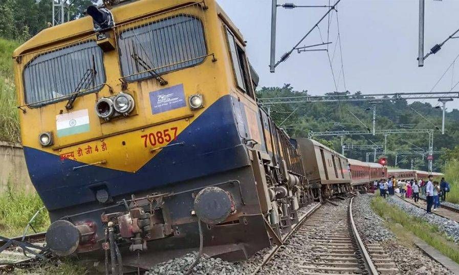 അസമില്‍ എക്‌സ്പ്രസ്‌ ട്രെയിനിന്റെ 8 കോച്ചുകള്‍ പാളം തെറ്റി; പിന്നില്‍ അട്ടിമറിയെന്ന് സംശയം
