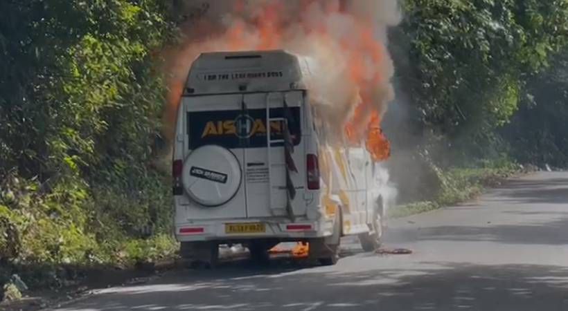 കുറ്റ്യാടി ചുരത്തില്‍ ഓടിക്കൊണ്ടിരുന്ന ട്രാവലറിന് തീ പിടിച്ചു