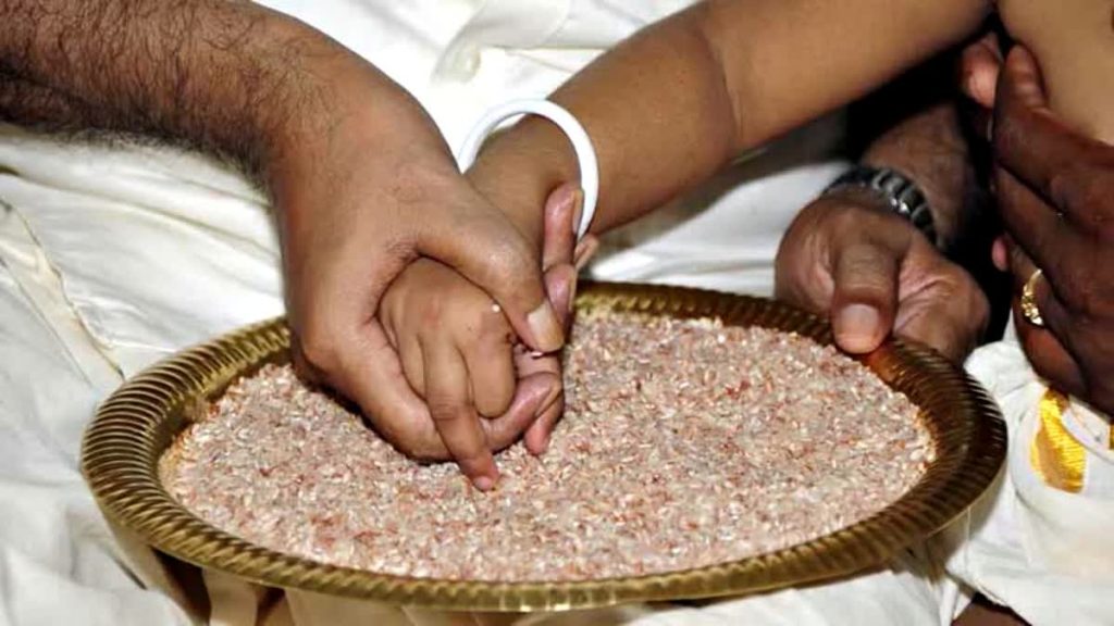 വിജയദശമി ദിനത്തില് അറിവിന്റെ ആദ്യാക്ഷരം നുകര്ന്ന് ആയിരങ്ങള്