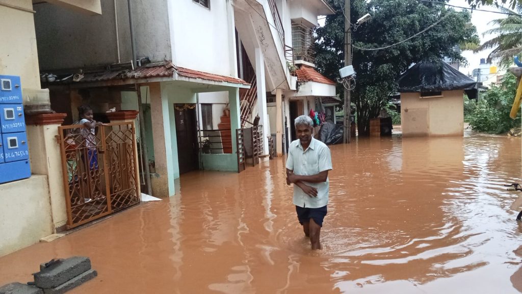 ബെംഗളൂരുവിൽ അതിശക്തമായ മഴ; റോഡുകളിൽ വെള്ളക്കെട്ടും ഗതാഗതക്കുരുക്കും