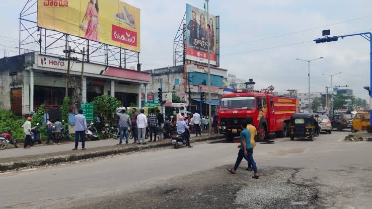 ഇരുചക്ര വാഹന ഷോറൂമിൽ തീപിടുത്തം; മുൻ ജീവനക്കാരൻ കസ്റ്റഡിയിൽ