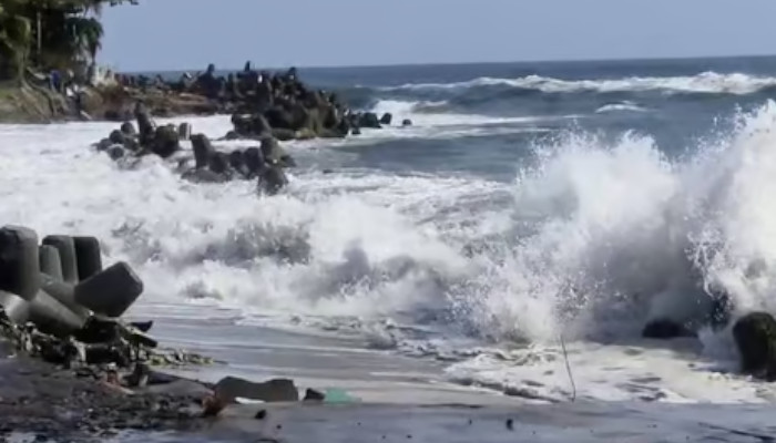 കേരള തീരത്ത് ഉയര്‍ന്ന തിരമാലയ്ക്കും കള്ളക്കടല്‍ പ്രതിഭാസത്തിനും സാധ്യത; മുന്നറിയിപ്പ്