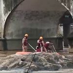 തുംഗ നദിയിലെ പാറക്കെട്ടിൽ കുടുങ്ങിയ യുവാവിനെ രക്ഷിച്ചു