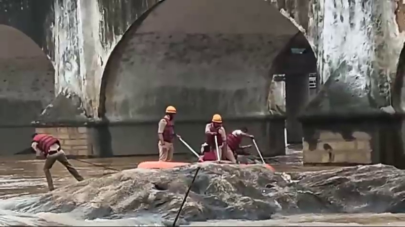 തുംഗ നദിയിലെ പാറക്കെട്ടിൽ കുടുങ്ങിയ യുവാവിനെ രക്ഷിച്ചു