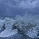 കേരളത്തില്‍ ഉയർന്ന തിരമാല–കള്ളക്കടൽ പ്രതിഭാസം; രണ്ട് ജില്ലകളിൽ ജാഗ്രത നിർദേശം