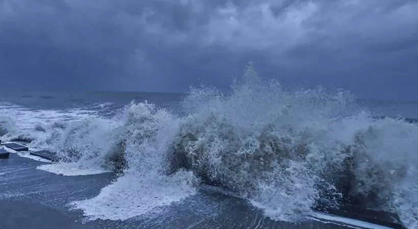 കേരളത്തില് ഉയർന്ന തിരമാല–കള്ളക്കടൽ പ്രതിഭാസം; രണ്ട് ജില്ലകളിൽ ജാഗ്രത നിർദേശം