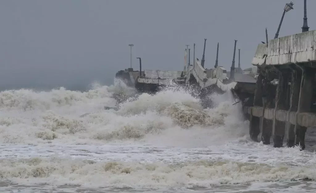 ഫെം​ഗൽ ചുഴലിക്കാറ്റ്; തമിഴ്‌നാട്ടില്‍ കനത്ത മഴ, ചെന്നൈ വിമാനത്താവളം താല്‍ക്കാലികമായി അടച്ചു