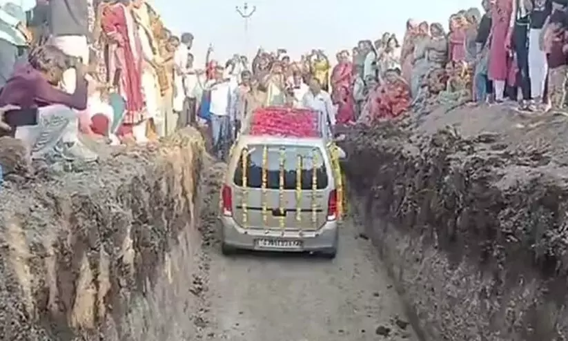 ഭാഗ്യചിഹ്നമായ കാറിനെ വിറ്റൊഴിയുന്നതിന് പകരം ആചാരമര്യാദകളോടെ സംസ്‌കരിച്ച് കുടുംബം; സന്യാസിമാരും പുരോഹിതന്മാരുമടക്കം ചടങ്ങില്‍ പങ്കെടുത്തത് 1500 പേര്‍