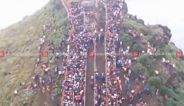 ചിക്കമഗളൂരുവിൽ മലമുകളിലെ ക്ഷേത്രത്തിലേക്കുള്ള യാത്രക്കിടെ തീർത്ഥാടകര്‍ കാൽ വഴുതി വീണ് അപകടം; 10 പേർക്ക് പരുക്ക്, നിരവധി പേര്‍ മലമുകളിൽ കുടുങ്ങി