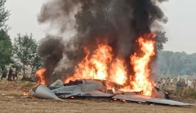 ആഗ്രയിൽ വ്യോമസേനയുടെ മിഗ് 29 യുദ്ധവിമാനം തകർന്നു വീണു