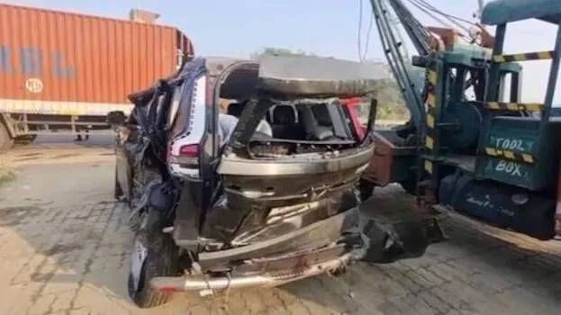 അമിതവേഗത്തിലെത്തിയ കാര്‍ ട്രക്കിലിടിച്ച്‌ അപകടം; അഞ്ച് ഡോക്ടര്‍മാര്‍ക്ക് ദാരുണാന്ത്യം