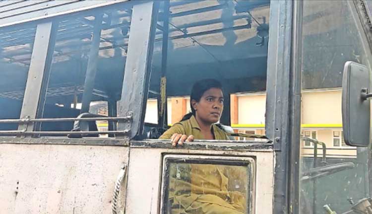 തിരുവനന്തപുരം കെഎസ്ആർടിസിയുടെ ചരിത്രത്തിലെ ആദ്യ വനിതാ ഡ്രൈവര്‍; സ്റ്റിയറിങ് പിടിക്കാന്‍ ഇനി രാജിയും