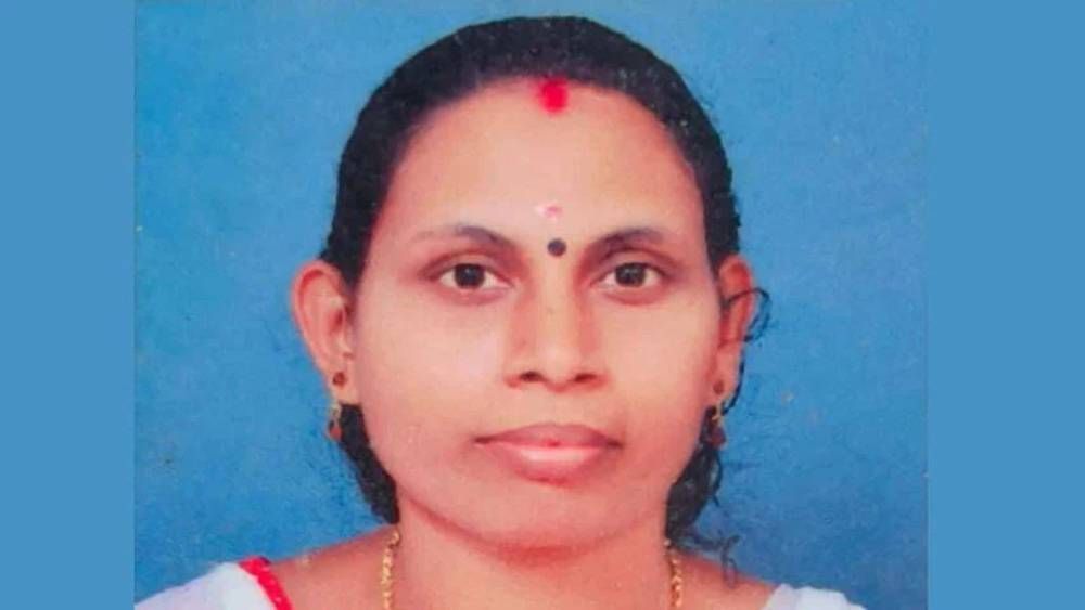 നായ സ്കൂട്ടറിന് കുറുകേ ചാടി; അപകടത്തില്പെട്ട യുവതി മരിച്ചു