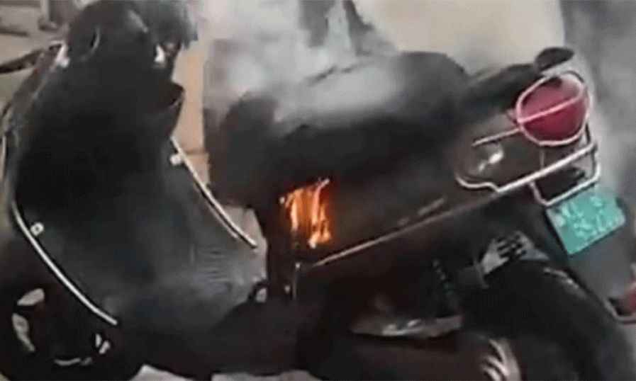 ഓടിക്കൊണ്ടിരുന്ന ഇലക്‌ട്രിക് സ്‌കൂട്ടറിന് തീപ്പിടിച്ചു