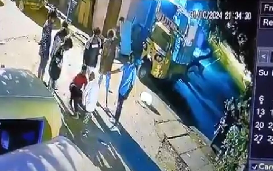 ദീപാവലി ആഘോഷത്തിനിടെ പന്തയം വെച്ചു; തിരികൊളുത്തിയ പടക്കങ്ങൾക്ക് മുകളിൽ ഇരുന്ന യുവാവിന് ദാരുണാന്ത്യം