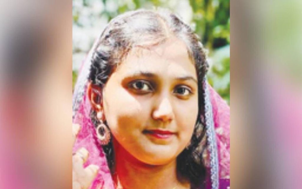 തുണി ഉണക്കാനിടുമ്പോൾ വൈദ്യുതി ലൈനില് തട്ടി; 16-കാരി ഷോക്കേറ്റ് മരിച്ചു