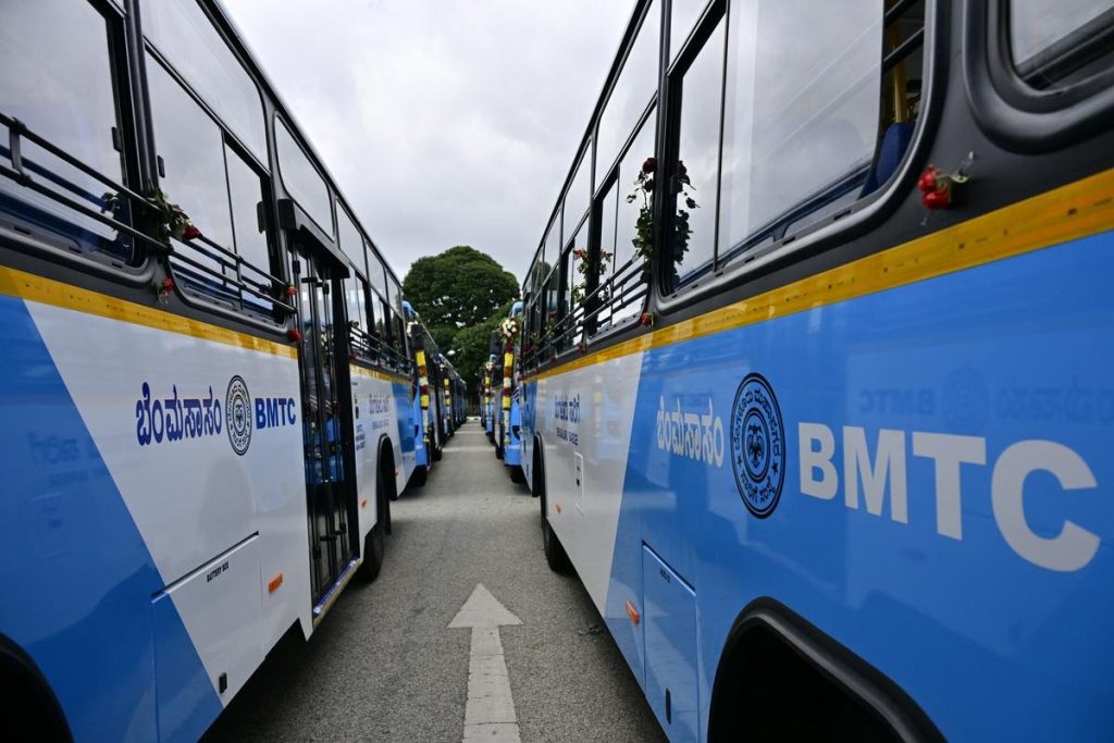 വാഹനത്തിന് വഴി നൽകിയില്ലെന്ന് ആരോപണം; ബിഎംടിസി ബസ് ഡ്രൈവറെ ആക്രമിച്ച് ബൈക്ക് യാത്രക്കാരൻ