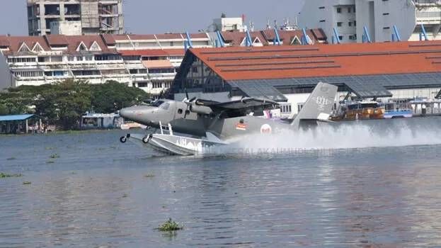 സീപ്ലെയിൻ ടൂറിസത്തിലേക്ക് ചുവട് വെച്ച്‌ കേരളം; കൊച്ചിയില്‍ ലാൻഡ് ചെയ്ത് കേരളത്തിന്റെ ‘ജലവിമാനം’