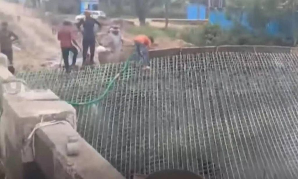 കൊല്ലത്ത് നിര്മാണത്തിലിരുന്ന പാലം തകര്ന്നു