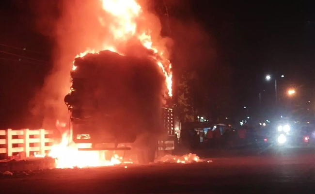 പ്ലാസ്റ്റിക് ഉത്പന്നങ്ങളുമായി ബെംഗളൂരുവിലേക്ക് വരികയായിരുന്ന ട്രക്കിന് തീപിടിച്ചു