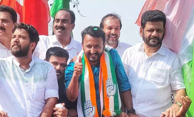 രാഹുല്‍ മാങ്കൂട്ടത്തിലിന്റെ വിജയാഘോഷത്തിനിടെ പി സി വിഷ്ണുനാഥിന് ദേഹാസ്വാസ്ഥ്യം; ആശുപത്രിയില്‍ പ്രവേശിപ്പിച്ചു