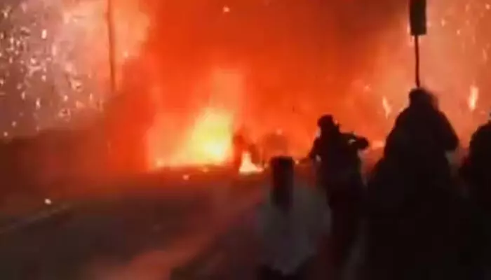 ആംബുലൻസിന് തീപിടിച്ച് ഓക്സിജൻ സിലിണ്ടർ പൊട്ടിത്തെറിച്ചു; ഗര്‍ഭിണിയായ യുവതിയും കുടുംബവും അത്ഭുതകരമായി രക്ഷപ്പെട്ടു