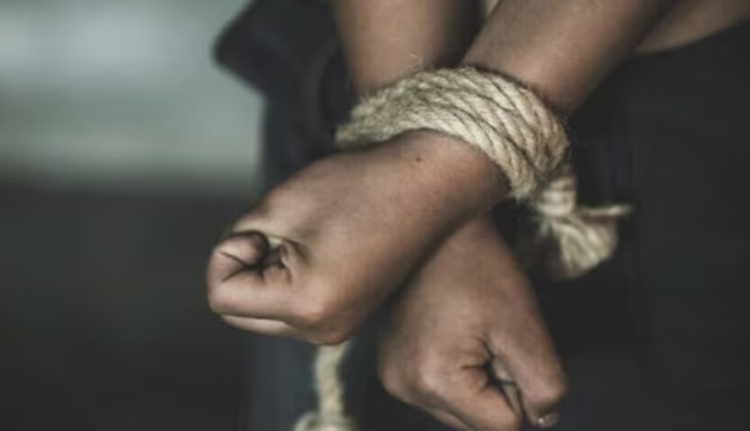 ശ്വാസം പിടിച്ചുവെച്ച് മരിച്ചതായി അഭിനയിച്ചു; അക്രമികൾ തട്ടിക്കൊണ്ടുപോയി കുഴിച്ചിട്ട യോഗ അധ്യാപിക രക്ഷപ്പെട്ടു