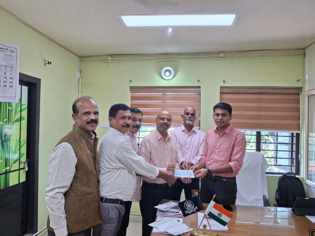 വയനാട് ദുരന്തം; ദുരിതാശ്വാസ നിധിയിലേക്ക് മൈസൂരു കേരളസമാജം സമാഹരിച്ച 5 ലക്ഷം രൂപ കൈമാറി