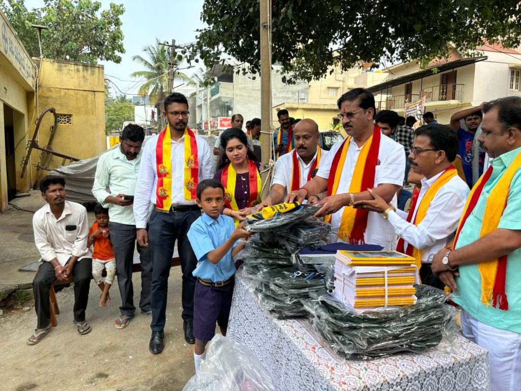 കന്നഡ രാജ്യോത്സവം; സ്കൂൾ വിദ്യാർഥികള്‍ക്ക് പഠനോപകരണങ്ങൾ സമ്മാനിച്ചു