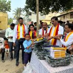 കന്നഡ രാജ്യോത്സവം; സ്കൂൾ വിദ്യാർഥികള്‍ക്ക് പഠനോപകരണങ്ങൾ സമ്മാനിച്ചു