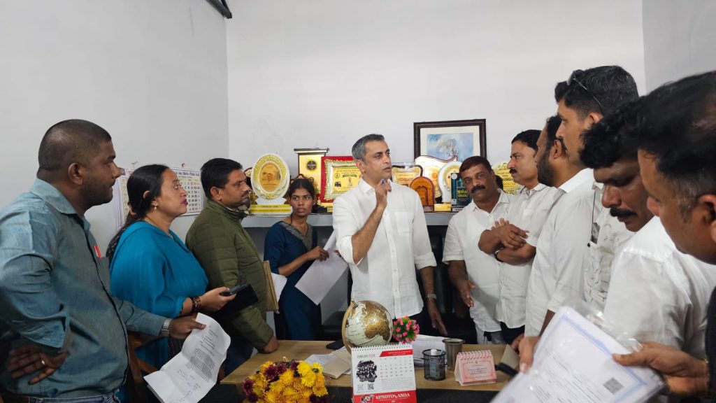 മാക്കൂട്ടം ചുരം പാതയുടെ ശോച്യാവസ്ഥ; എഐകെഎംസിസി വിരാജ്‌പേട്ട് എം.എൽ.എ.യ്ക്ക് നിവേദനം നൽകി