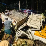കോഴിക്കോട് പിക്കപ്പ് ലോറി താഴ്ച്ചയിലേക്ക് മറിഞ്ഞ് ഒരു മരണം; 17 പേർക്ക് പരുക്ക്