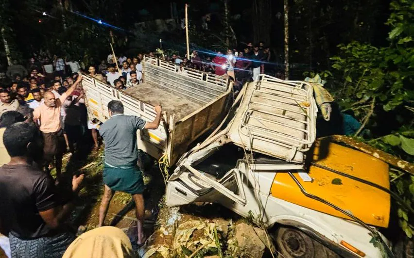 കോഴിക്കോട് പിക്കപ്പ് ലോറി താഴ്ച്ചയിലേക്ക് മറിഞ്ഞ് ഒരു മരണം; 17 പേർക്ക് പരുക്ക്