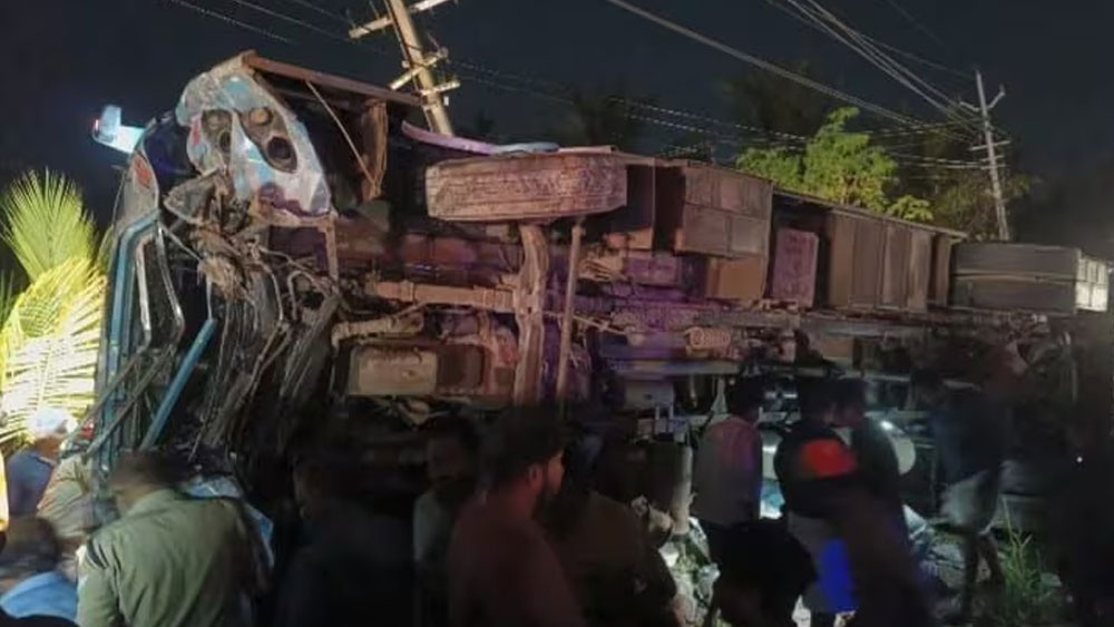 പാലക്കാട് സ്വകാര്യബസ് മറിഞ്ഞു, 20 ഓളം പേര്‍ക്ക് പരുക്കേറ്റു