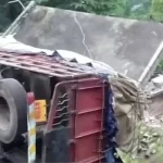 വീടിന് മുകളിലേക്ക് ലോറി മറിഞ്ഞ് നാലുപേർക്ക് പരുക്ക്