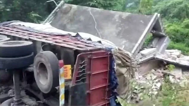 വീടിന് മുകളിലേക്ക് ലോറി മറിഞ്ഞ് നാലുപേർക്ക് പരുക്ക്